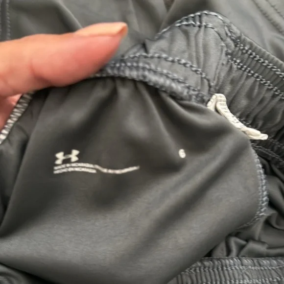 Under Armour  Athletic Shorts in Black and Gray size 6 - Picture 6 of 6